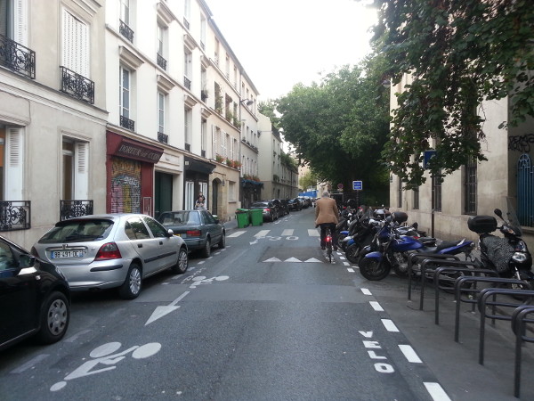 Contraflow bike lane on narrow street