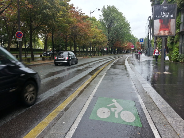 Raised-curb bike lane on Quai Banly near Eiffel Tower