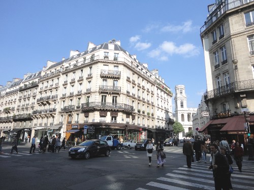 Motorists and pedestrians coexist on Paris streets (RTH file photo)