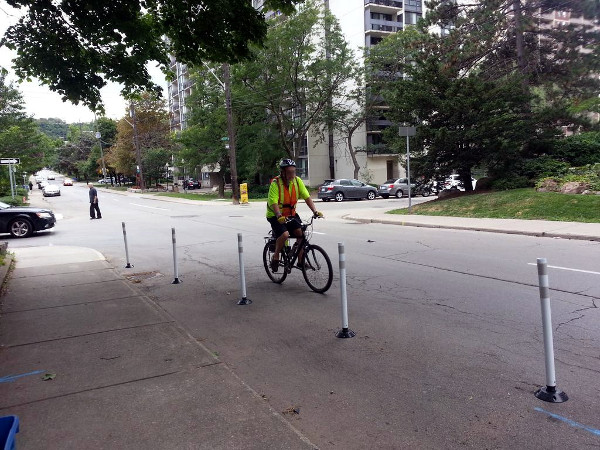 Cyclist riding on Bay Street South (RTH file photo)