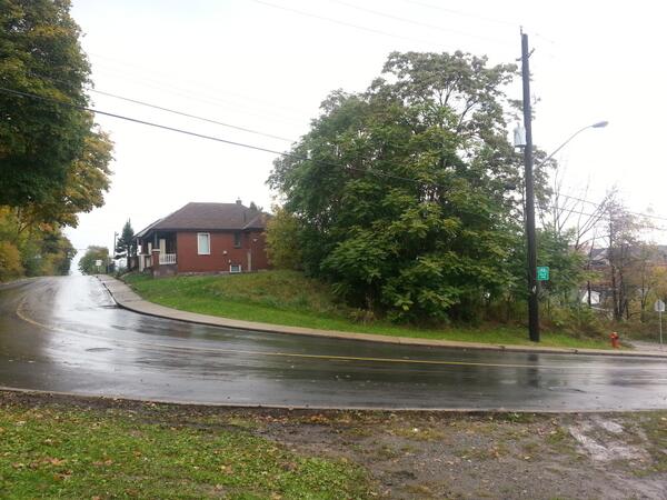 Charlton Avenue East, left, turning into Wentworth Street South (RTH file photo)