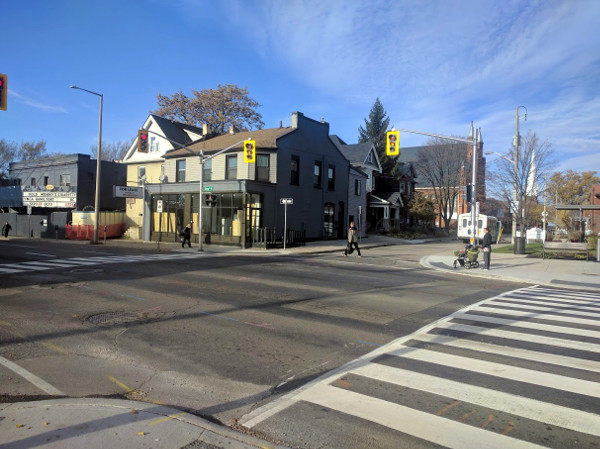 Fully signalized intersection at King and Pearl