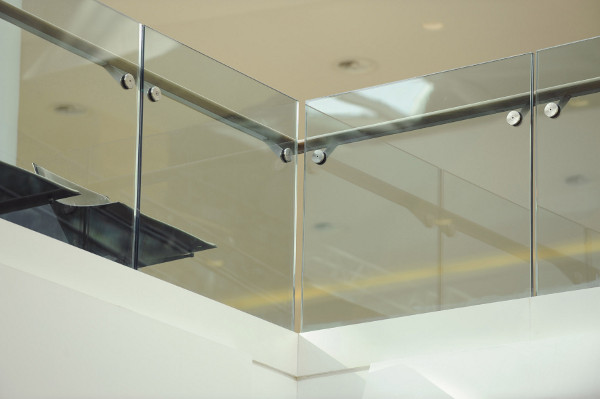 Glass balcony railing (Image Credit: Dupont)