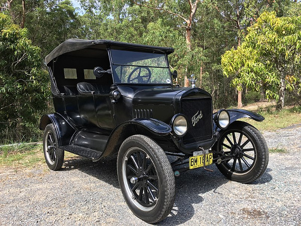 Ford Model T: Cars are so retro and obsolete! (Image Credit: Wikimedia Commons)