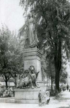 Queen Victoria statue, Gore Park (Image Credit: HPL)