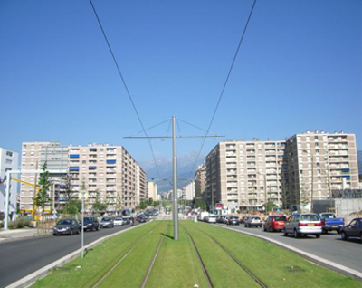 Figure 4 : suburban streetcar lines. Notice the grass growing between the rails: from a distance it looks just like a lawn! This could be Upper James (Image Credit: Wikipedia)