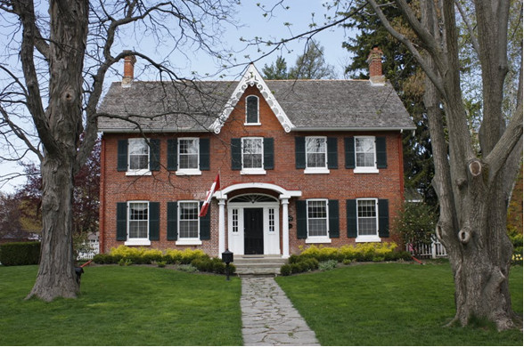 Harmony Hall: the legacy of local settler Israel Dawdy (1769-1851). The home was designated as a heritage property in 2002. Far removed from its initial agricultural context, the building is now located in a survey named after the property itself (Source: Panoramio).