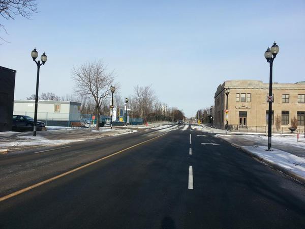 Right-turn lane into LIUNA Station