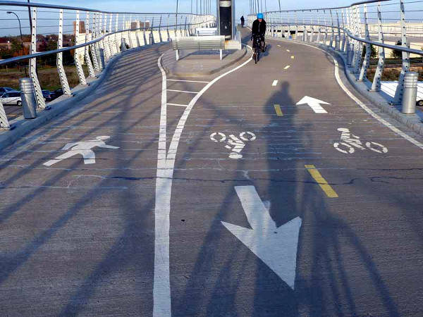 Multi-use path pavement markings (Image Credit: American Trails)