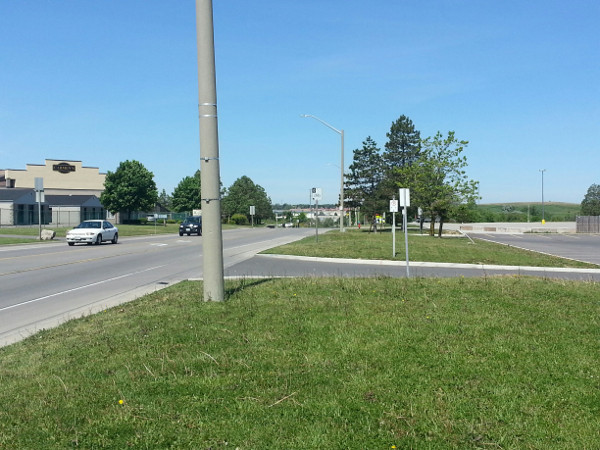 No sidewalk in front of Hamilton Mosque