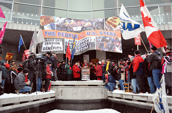 Former Hamilton mayor Bob Bratina speaks at a 10,000-strong rally in support of locked-out US Steel workers in January 2011. (Image Credit: Ontario Federation of Labour)
