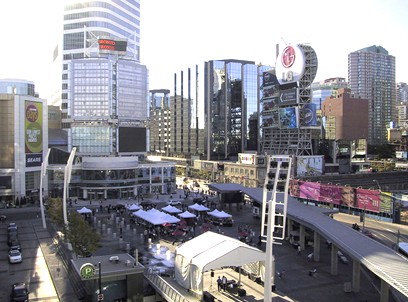 Dundas Square,
Toronto: the secret is many people present at all times of the day