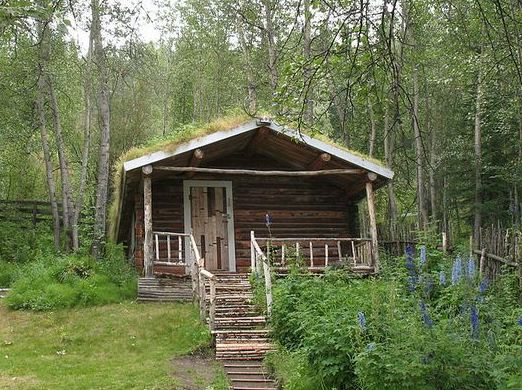 Robert W. Service Dawson City cabin, circa 2009, Parks Canada. (CC Wikipedia)