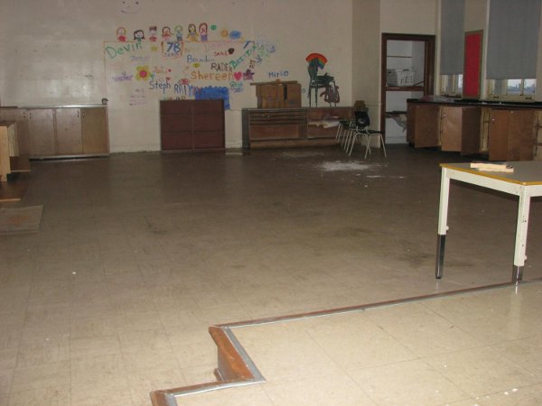 Vinyl Floor classroom in excellent shape.