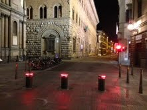 Delineators near the Duomo, Via dei Martelli, Florence