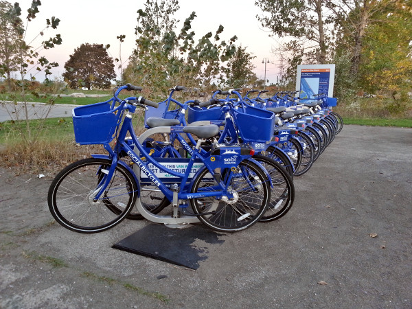 Hamilton Bike Share station at Van Wagner's Beach Road