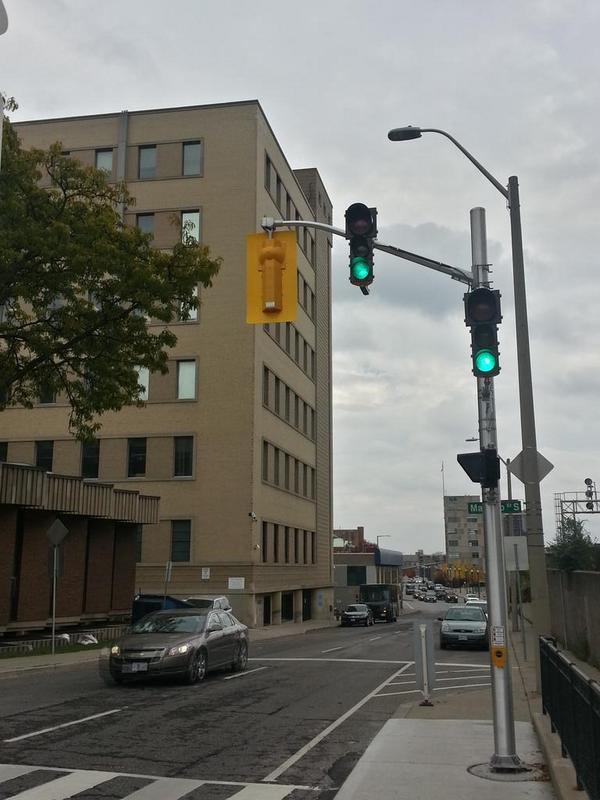 Traffic signal facing west for eastbound cyclists on Hunter at MacNab crosswalk