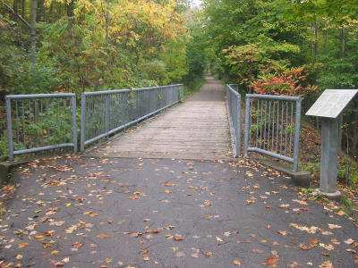 The no-longer fenced-off bridge. Hopefully some City fascist got an earful over that touch of overkill.