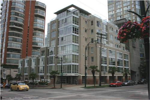 Our hotel at 910 Beach Avenue at the southern end of Hornby below the Granville and Burrard Bridges. Notice how the hotel blends into the surrounding residential neighbourhood. This area used to be a sort of no-man's land of industrial brownfields, garages and warehouses.